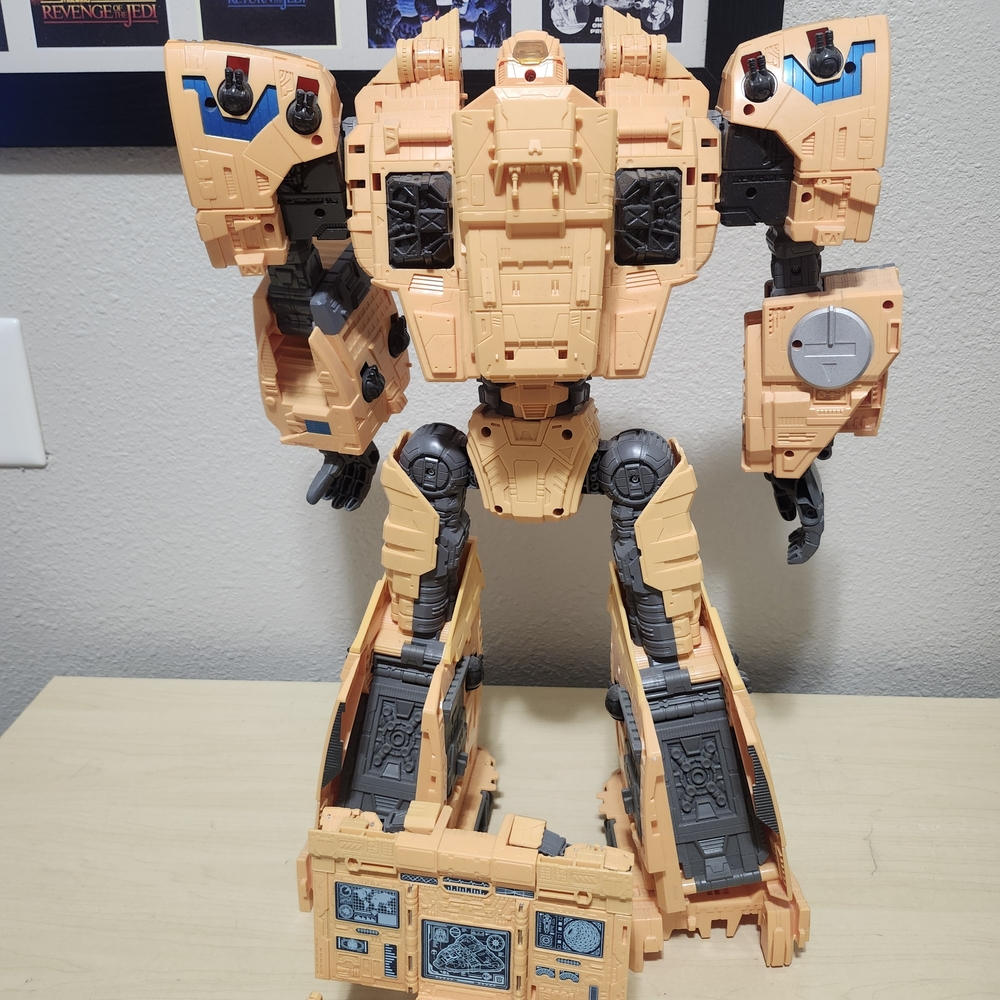 Transformers Action Figure with Accessories - Picture 4 of 6